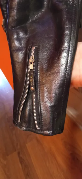 Icónica biker cruzada de cuero hombre