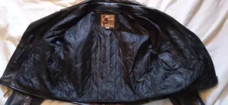 Icónica biker cruzada de cuero hombre