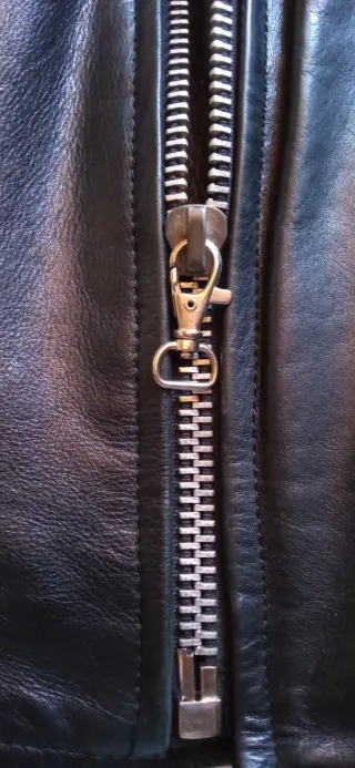 Icónica biker cruzada de cuero hombre