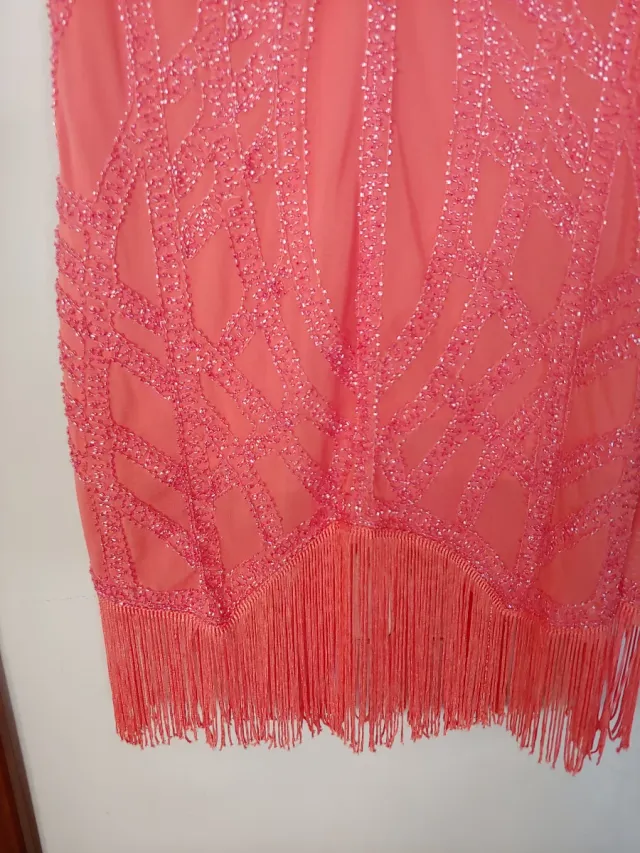 Vestido de fiesta rosa con flecos