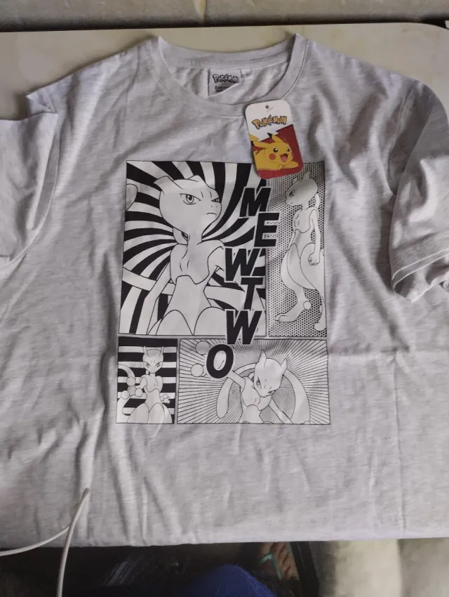 Camiseta Pokémon Mew Talla L