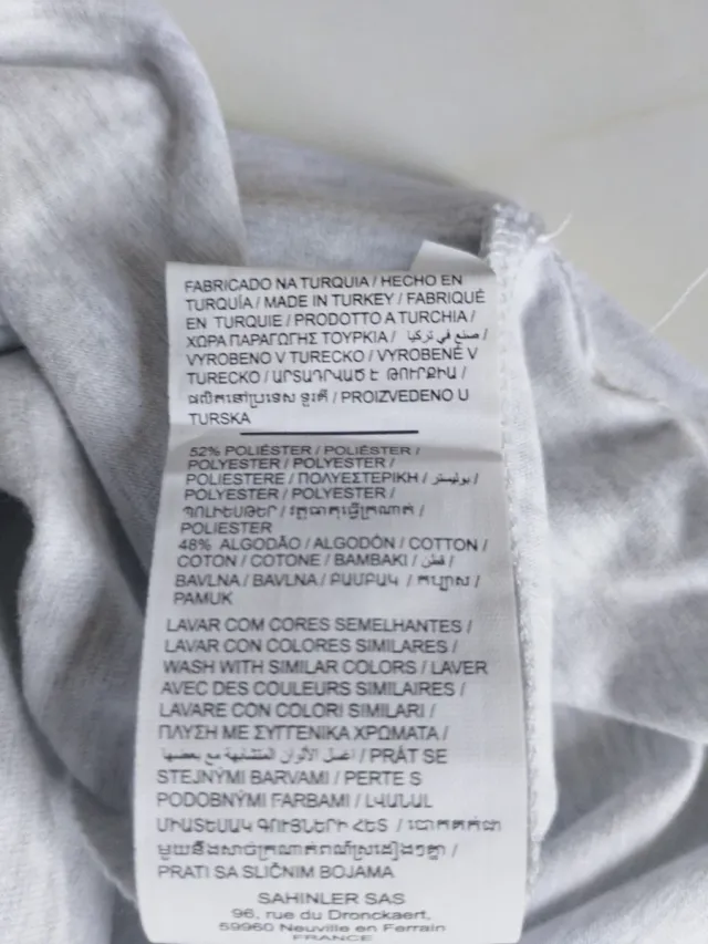 Camiseta Pokémon Mew Talla L