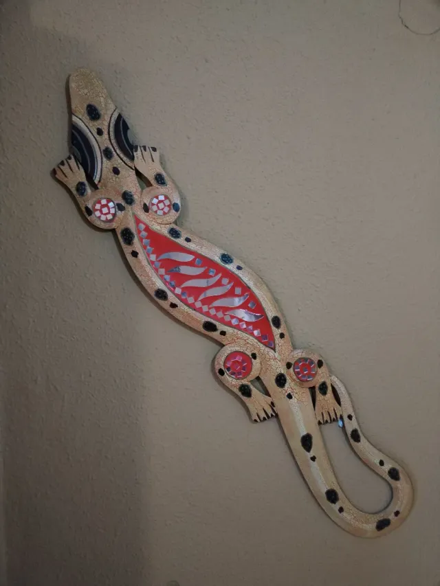 Lagarto decorativo de madera