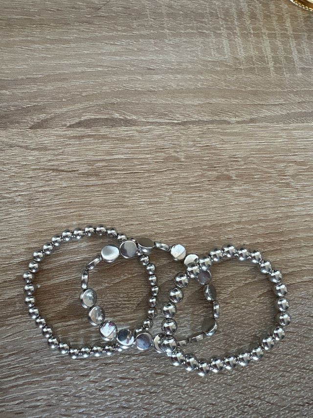 Pulseras plateadas