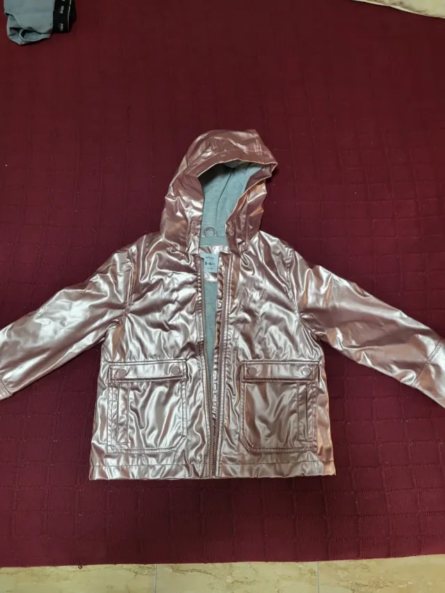 Chaqueta impermeable rosa con capucha