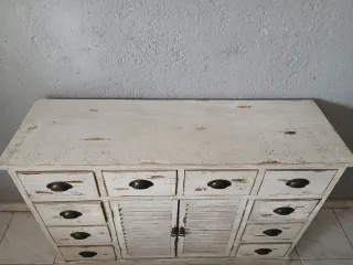 Aparador de madera blanco y marrón