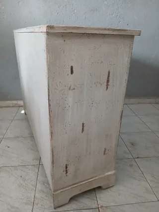 Aparador de madera blanco y marrón