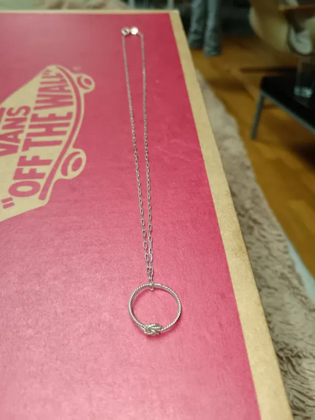 Cadena de plata con nudo circular