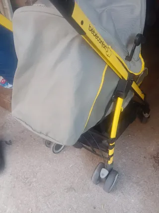 Carro de bebé amarillo con estampado