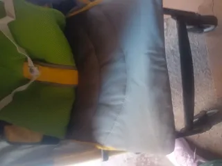 Carro de bebé amarillo con estampado