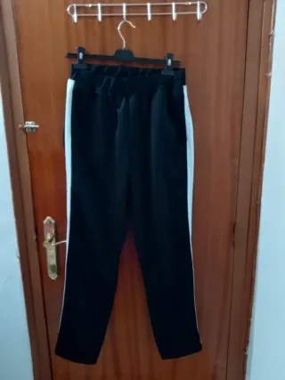 Pantalón deportivo negro con raya blanca. UNISEX