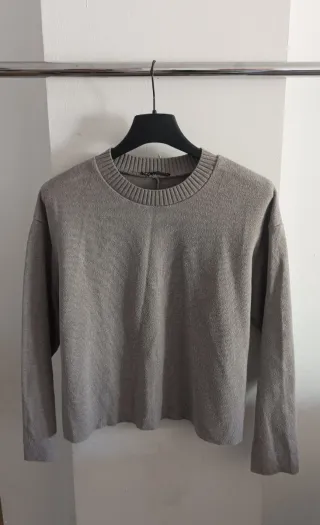 Jersey y falda gris plateado.