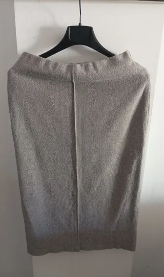 Jersey y falda gris plateado.