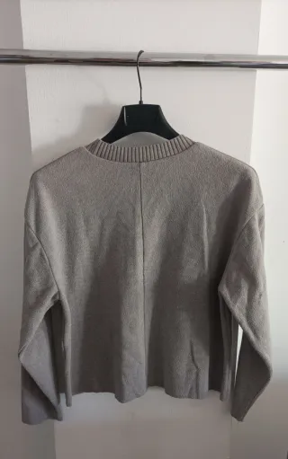 Jersey y falda gris plateado.