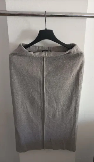 Jersey y falda gris plateado.