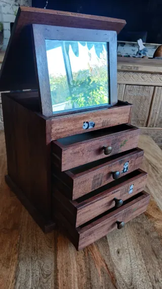 Joyero de madera maciza, castaño. Antiguo.