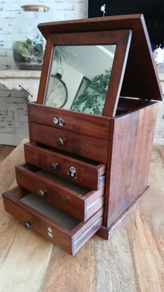 Joyero de madera maciza, castaño. Antiguo.