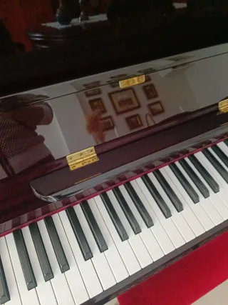Piano de pared en perfecto estado