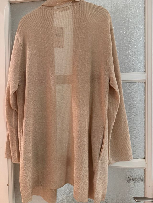 Chaqueta punto Mango dorada.