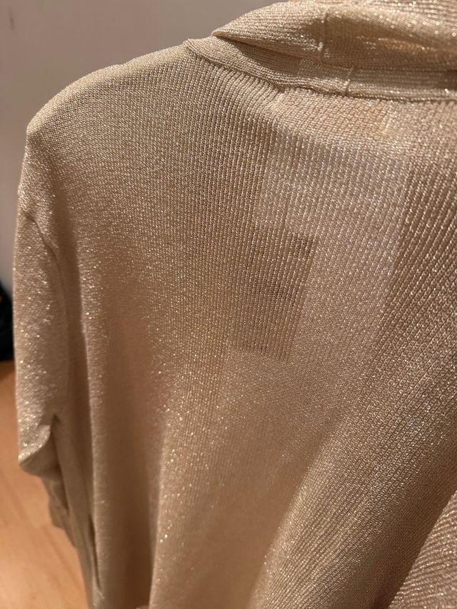 Chaqueta punto Mango dorada.