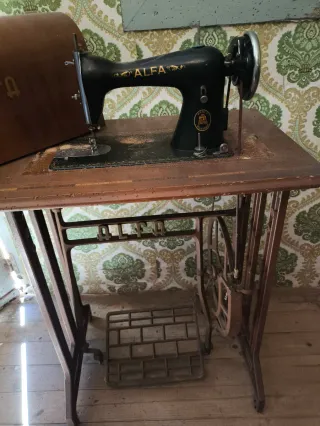 Máquina de coser antigua Alfa