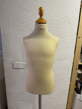 Maniquí de costura beige