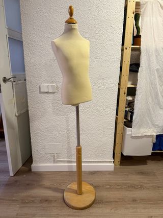 Maniquí de costura beige
