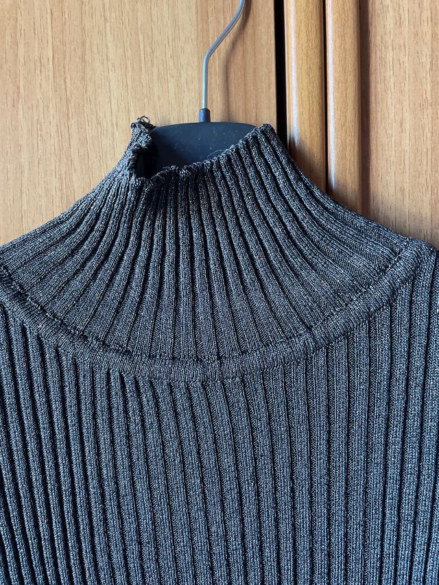 Maglia collo alto grigio e oro