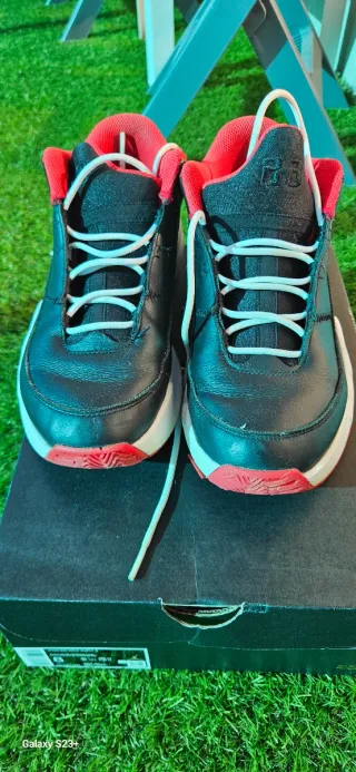 Zapatillas Jordan Negras y Rojas