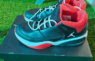 Zapatillas Jordan Negras y Rojas