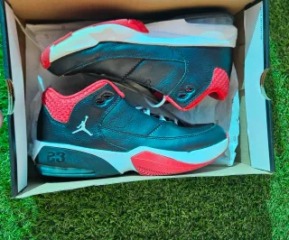 Zapatillas Jordan Negras y Rojas