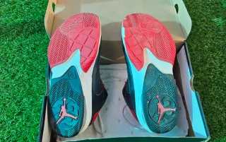 Zapatillas Jordan Negras y Rojas