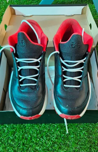 Zapatillas Jordan Negras y Rojas