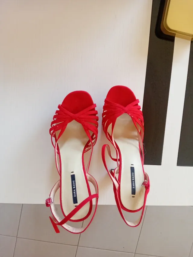 Zapatos de tacón Zara rojos