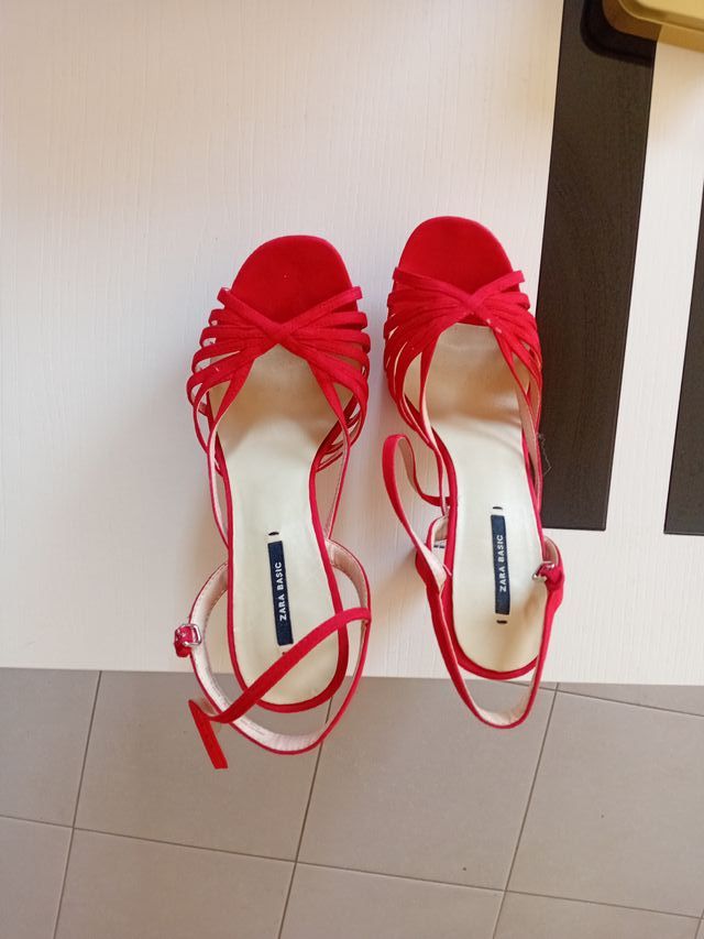 Zapatos de tacón Zara rojos