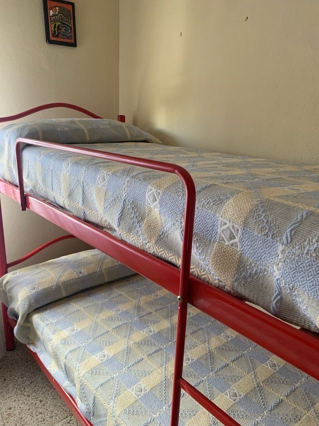 Literas metálicas rojas