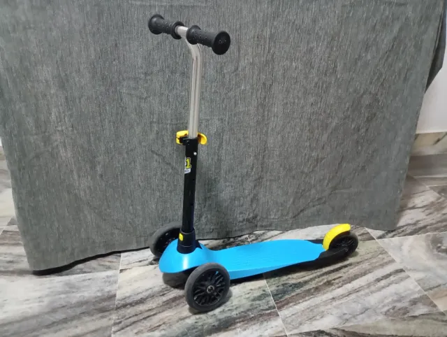 Patinete 3 ruedas azul y amarillo