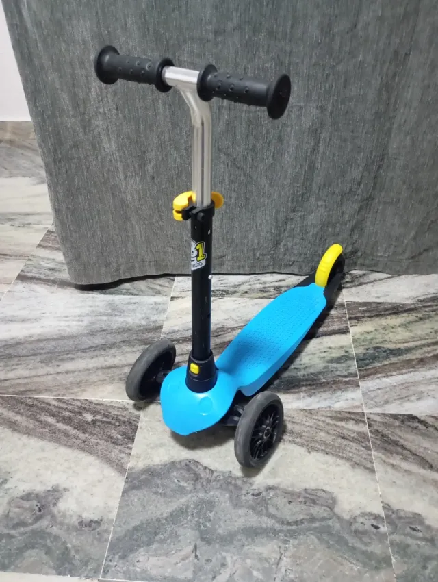 Patinete 3 ruedas azul y amarillo