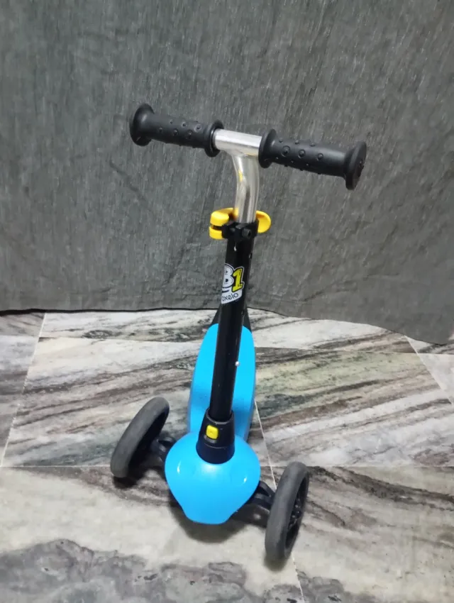 Patinete 3 ruedas azul y amarillo