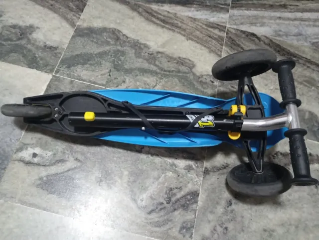 Patinete 3 ruedas azul y amarillo