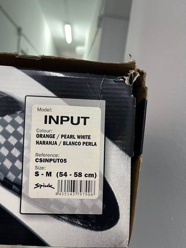 Casco de bicicleta naranja y blanco