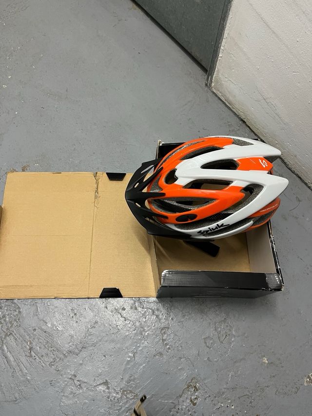Casco de bicicleta naranja y blanco
