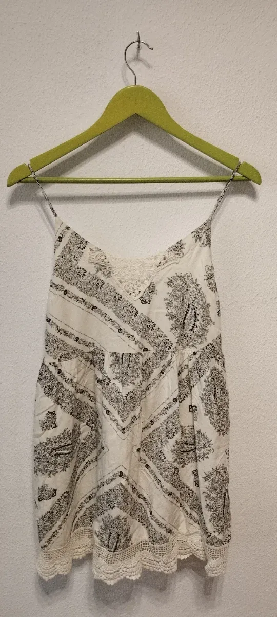 Vestido blanco bohemio con encaje