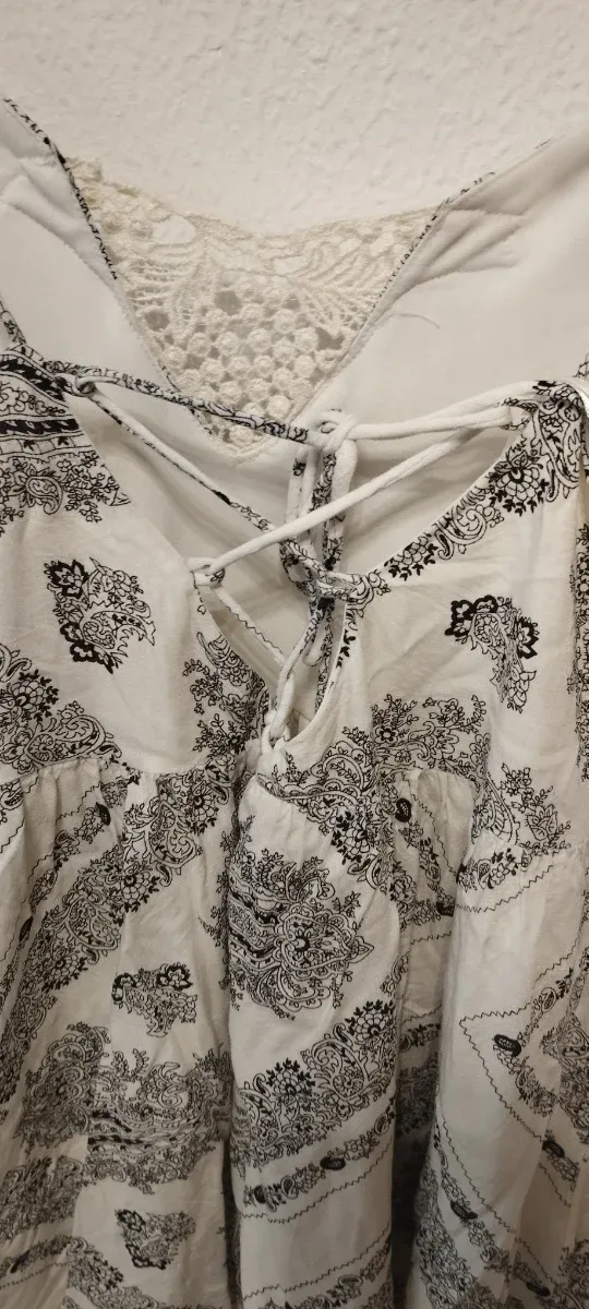 Vestido blanco bohemio con encaje