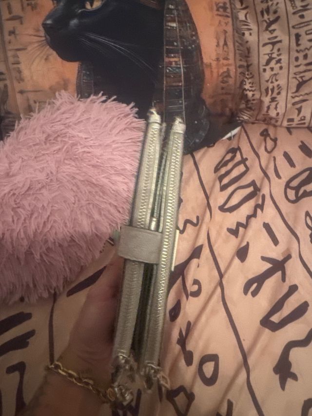 Monedero Guess Beige con Logo Plateado