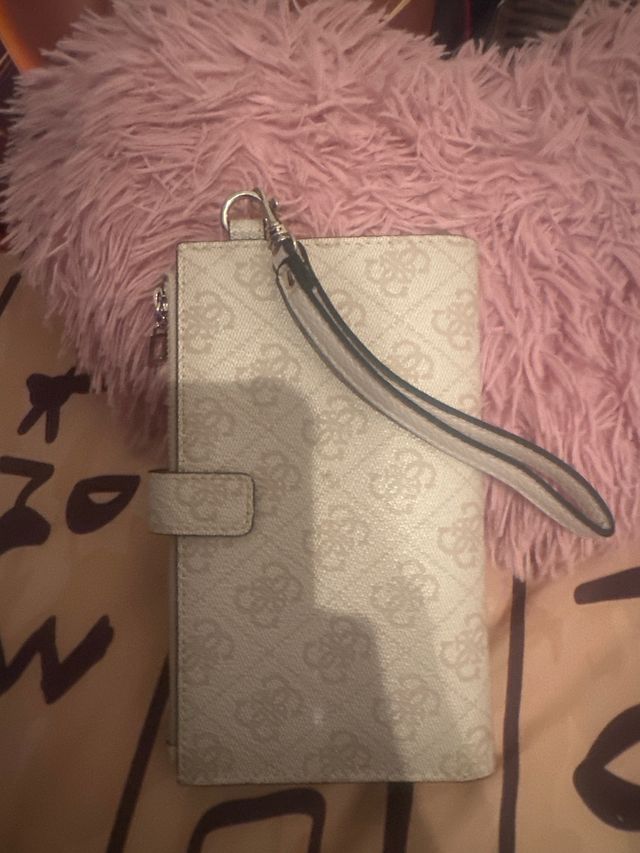 Monedero Guess Beige con Logo Plateado