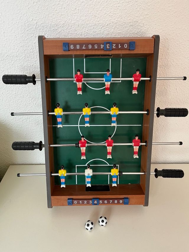 Futbolín pequeño en perfecto estado