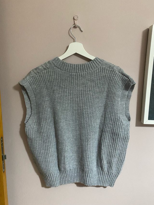 Chaleco de punto gris
