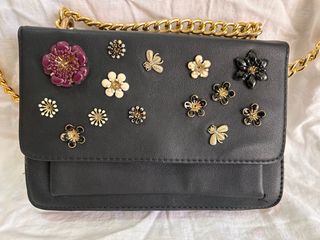 Borsa Stradivarius nera con decorazioni floreali