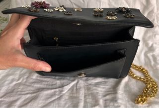 Borsa Stradivarius nera con decorazioni floreali